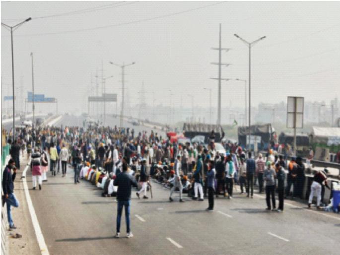 Discussions futile, agitation persists; Even after eight hours there is no settlement | चर्चा निष्फळ, आंदोलन कायम; आठ तासांनंतरही तोडगा नाही Discussions futile, agitation persists; Even after eight hours there is no settlement | चर्चा निष्फळ, आंदोलन कायम; आठ तासांनंतरही तोडगा नाही