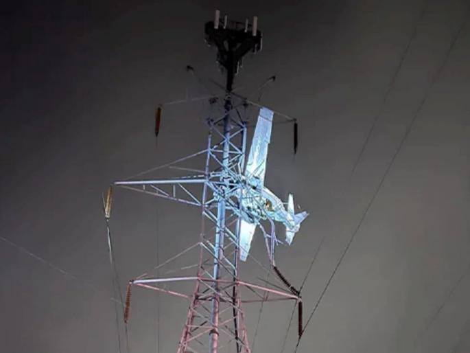 America small plane crashes into power lines triggers major blackout The police gave a warning | विजेच्या खांबात शिरलं विमान, 90 हजार घरांची 'बत्ती गुल'; पोलिसांनी दिला इशारा America small plane crashes into power lines triggers major blackout The police gave a warning | विजेच्या खांबात शिरलं विमान, 90 हजार घरांची 'बत्ती गुल'; पोलिसांनी दिला इशारा
