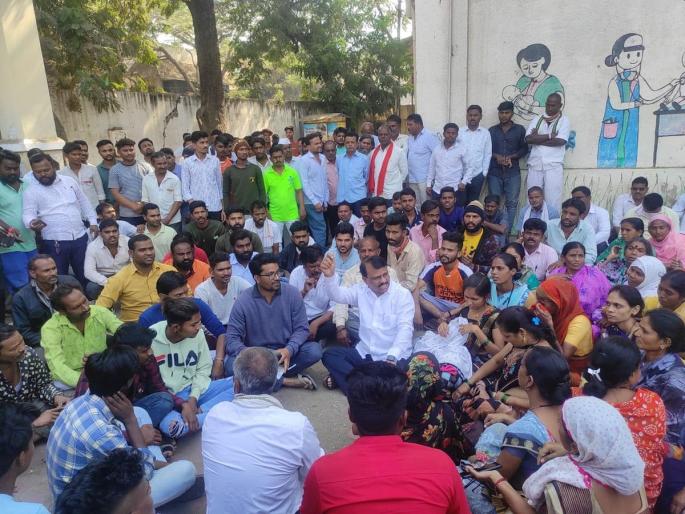 Woman dies after delivery, doctors accused of negligence in jalgaon | प्रसुतीनंतर महिलेचा मृत्यू, डॉक्टरांवर हलगर्जीपणाचा आरोप; सिव्हीलमध्ये नातेवाईकांचा ठिय्या, कारवाईची मागणी Woman dies after delivery, doctors accused of negligence in jalgaon | प्रसुतीनंतर महिलेचा मृत्यू, डॉक्टरांवर हलगर्जीपणाचा आरोप; सिव्हीलमध्ये नातेवाईकांचा ठिय्या, कारवाईची मागणी