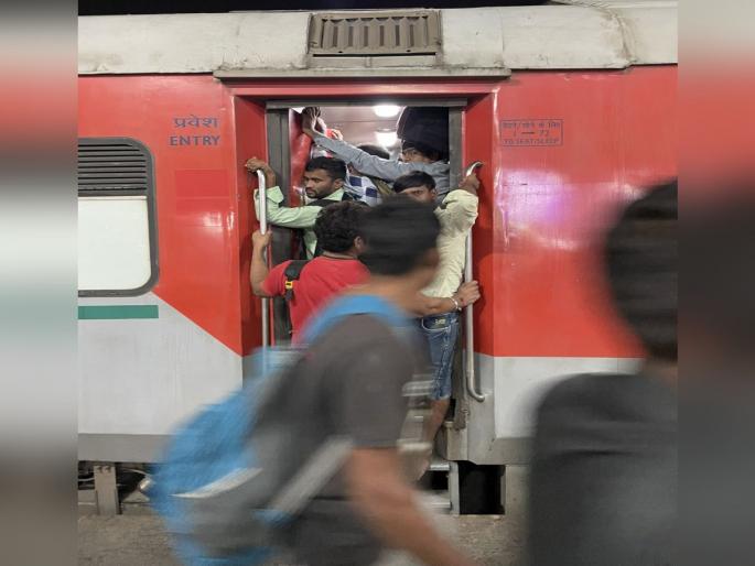 The train left due to overcrowding, the passenger demanded a full refund of the ticket know about What does the railway rule say | VIDEO: सणासुदीच्या गर्दीमुळं ट्रेन सुटली, प्रवाशानं तिकिटाचा संपूर्ण परतावा मागीतला! काय सांगतो रेल्वेचा नियम? जाणून घ्या The train left due to overcrowding, the passenger demanded a full refund of the ticket know about What does the railway rule say | VIDEO: सणासुदीच्या गर्दीमुळं ट्रेन सुटली, प्रवाशानं तिकिटाचा संपूर्ण परतावा मागीतला! काय सांगतो रेल्वेचा नियम? जाणून घ्या