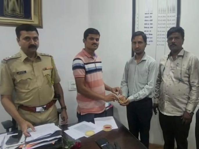 Police recovered jewelry worth lakhs of rupees lying in the rickshaw; Search was conducted through CCTV | पोलिसांनी मिळवून दिले रिक्षात विसलेले लाखो रुपयांचे दागिने; सीसीटीव्हीच्या माध्यमाने घेतला शोध 