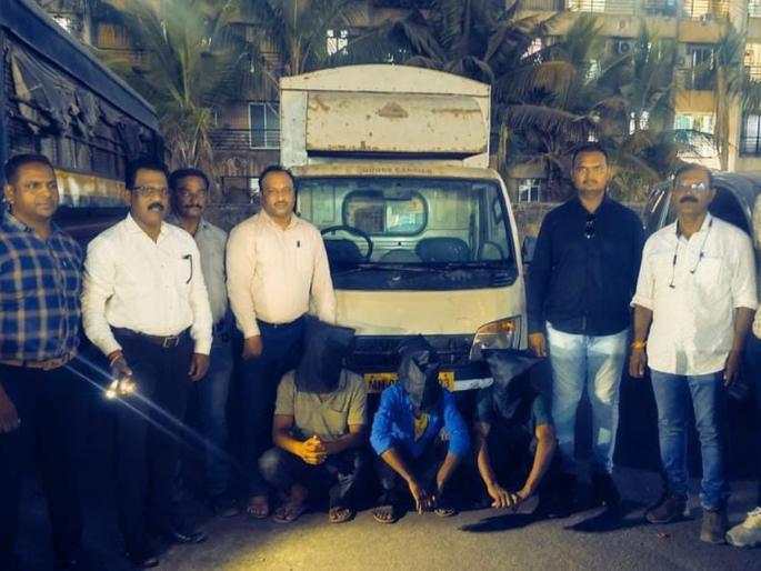 A gang that steals and sells goats from different places using stolen tempos is caught by the police | चोरीच्या टेंपोचा वापर करून वेगवेगळ्या ठिकाणाहून बकरे चोरून विक्री करणाऱ्या टोळी पोलिसांच्या जाळ्यात A gang that steals and sells goats from different places using stolen tempos is caught by the police | चोरीच्या टेंपोचा वापर करून वेगवेगळ्या ठिकाणाहून बकरे चोरून विक्री करणाऱ्या टोळी पोलिसांच्या जाळ्यात