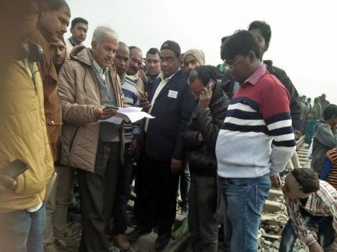 Railway Track Cut Unknown Persone Leave His Demand With Letter In Mau | ५० कोटी द्या अन् बायकोला माहेरी पाठवा; माथेफिरु नवऱ्याचा प्रताप पाहून रेल्वे प्रशासन चक्रावले 