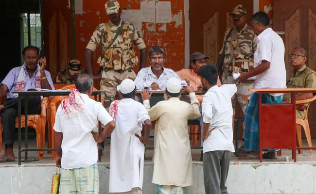 Names of Many Serving Jawans Missing From Assam Citizens NRC List | दुर्दैव! शत्रूंशी मुकाबला करणाऱ्या भारतीय जवानांचेही एनआरसी यादीत नाव नाही; सैनिक झाले हतबल Names of Many Serving Jawans Missing From Assam Citizens NRC List | दुर्दैव! शत्रूंशी मुकाबला करणाऱ्या भारतीय जवानांचेही एनआरसी यादीत नाव नाही; सैनिक झाले हतबल