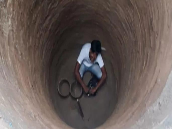 Know About sandeep who leave study and now digging well for family | युवकाला शिक्षण अर्धवट सोडून खोदावी लागतेय विहिर; १० तास मजुरी करुन मिळतात ३०० रुपये Know About sandeep who leave study and now digging well for family | युवकाला शिक्षण अर्धवट सोडून खोदावी लागतेय विहिर; १० तास मजुरी करुन मिळतात ३०० रुपये