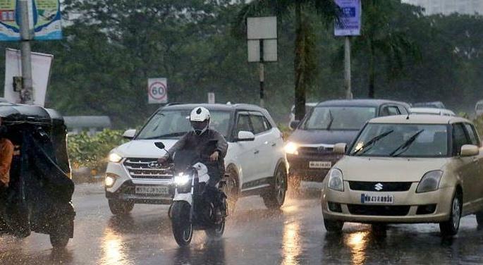 Torrential rains in Pune, Kolhapur area including Mumbai; Impact on rail and transport services | मुंबईसह पुणे, कोल्हापुरात मुसळधार पाऊस; रेल्वे आणि वाहतूक सेवेवर झाला परिणाम Torrential rains in Pune, Kolhapur area including Mumbai; Impact on rail and transport services | मुंबईसह पुणे, कोल्हापुरात मुसळधार पाऊस; रेल्वे आणि वाहतूक सेवेवर झाला परिणाम