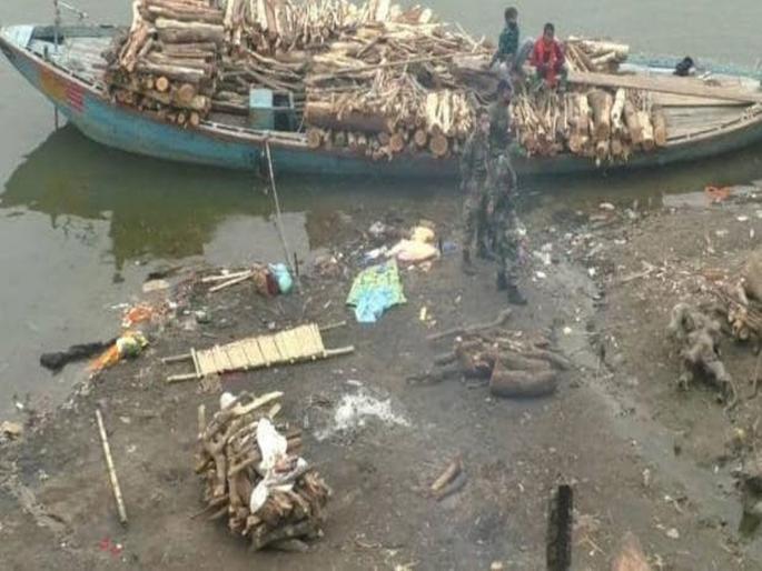 Coronavirus: varanasi cremator run away in confusion of corona death dead body last rites pnm | Coronavirus: महिलेचा मृतदेह चितेवर ठेवून पळाले लोक; ‘जे’ घडलं ते पाहून सगळेच झाले अवाक् मग..