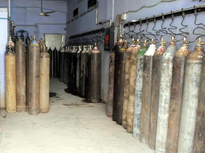 The life of the patients is in danger due to lack of oxygen in private Covid hospital in Badlapur | बदलापूरातील खासगी कोविड रुग्णालयात ऑक्सिजनची कमतरता असल्याने रुग्णांचा जीव धोक्यात The life of the patients is in danger due to lack of oxygen in private Covid hospital in Badlapur | बदलापूरातील खासगी कोविड रुग्णालयात ऑक्सिजनची कमतरता असल्याने रुग्णांचा जीव धोक्यात