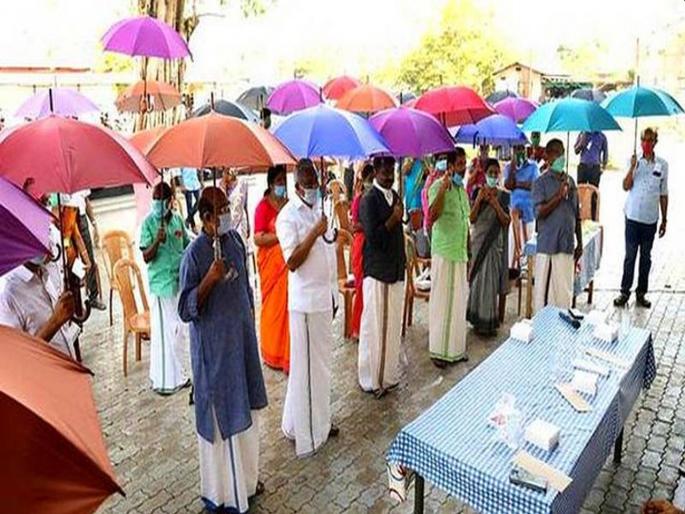 Coronavirus: Idea of Kerala Finance Minister; Unique trick to use an umbrella for physical distance | Coronavirus: केरळच्या अर्थमंत्र्यांची कल्पना; फिजिकल डिस्टन्सिंगसाठी छत्री वापरण्याची अनोखी युक्ती