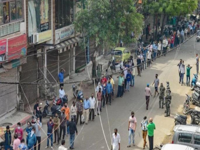 Coronavirus, Lockdown News: Queues of 'taxpayers' in front of closed wine shops; Aishi-Taishi of social distance | Coronavirus, Lockdown News: बंद वाइन शॉपसमोर ‘करदात्यां’च्या रांगा; सोशल डिस्टन्सिंगची ऐशी-तैशी