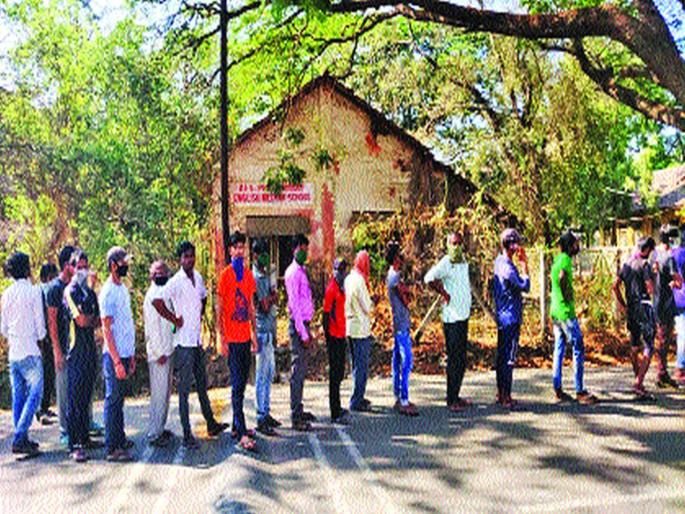 Coronavirus: Long queues for foreign workers' documents | Coronavirus: परराज्यांतील कामगारांच्या कागदपत्रांसाठी लांबलचक रांगा Coronavirus: Long queues for foreign workers' documents | Coronavirus: परराज्यांतील कामगारांच्या कागदपत्रांसाठी लांबलचक रांगा