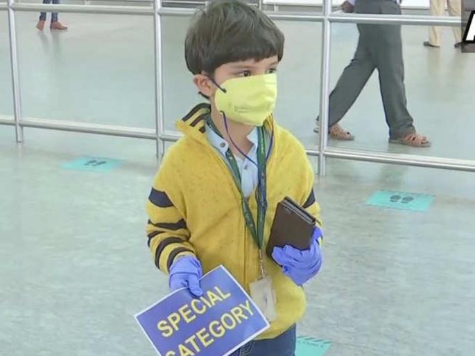 Lockdown News: 5-Yr-Old Come Alone In Domestic Flight From Delhi To Bengaluru Meet Mother pnm | Lockdown News: ५ वर्षीय मुलाचा एकट्याने विमानप्रवास; तब्बल ३ महिने होता आईपासून दूर Lockdown News: 5-Yr-Old Come Alone In Domestic Flight From Delhi To Bengaluru Meet Mother pnm | Lockdown News: ५ वर्षीय मुलाचा एकट्याने विमानप्रवास; तब्बल ३ महिने होता आईपासून दूर