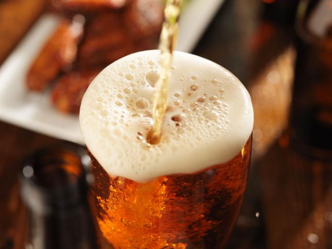 Coronavirus: Coronavirus Lockdown Effect Beer Plants In Ncr Throw Over 1 Lakh Litres Of Fresh Beer In Drains pnm | Coronavirus: लॉकडाऊनमुळे ‘हे’ दिवसही पाहायला मिळाले; चक्क नाल्यामधून वाहतेय लाखो लीटर बिअर