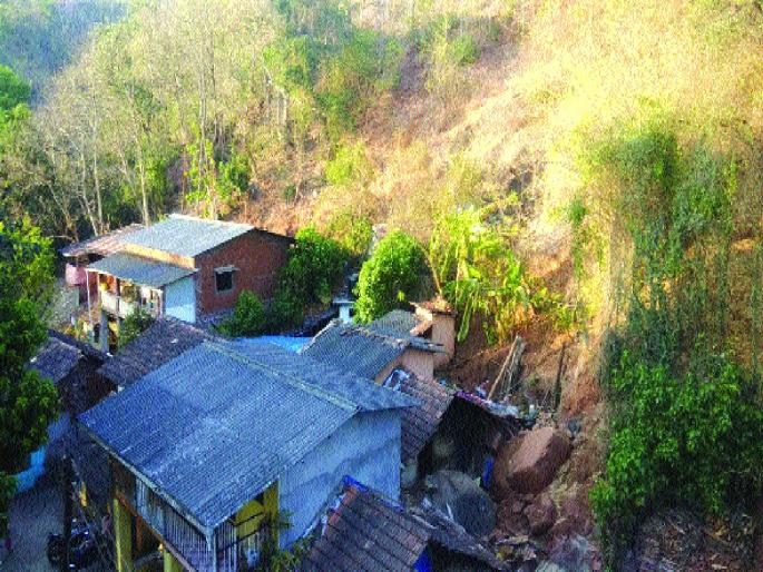 Shrivardhan city at risk of disease; Orders to evacuate locals | श्रीवर्धन शहराला दरडीचा धोका; स्थानिक लोकांना स्थलांतरित होण्याचे आदेश Shrivardhan city at risk of disease; Orders to evacuate locals | श्रीवर्धन शहराला दरडीचा धोका; स्थानिक लोकांना स्थलांतरित होण्याचे आदेश