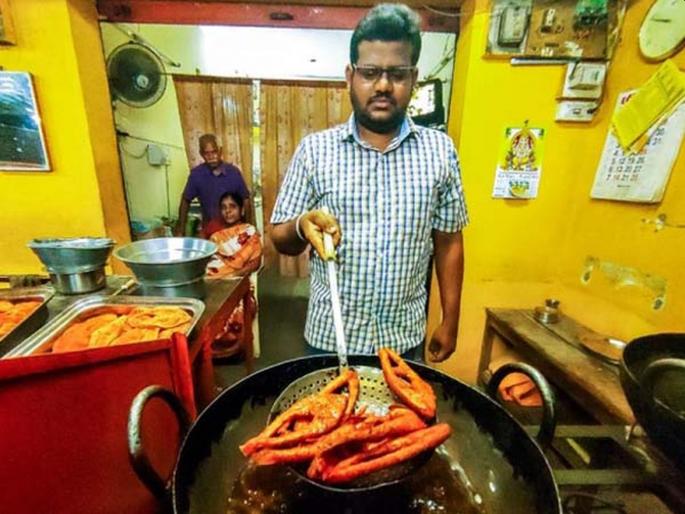 Leaving the job of a professor, 'this' young man started selling fish; Success Story pnm | प्रोफेसरची नोकरी सोडून मासेविक्री करणाऱ्या ‘या’ तरुणाला लोकांनी वेडा म्हणून हिणवलं, पण आता... Leaving the job of a professor, 'this' young man started selling fish; Success Story pnm | प्रोफेसरची नोकरी सोडून मासेविक्री करणाऱ्या ‘या’ तरुणाला लोकांनी वेडा म्हणून हिणवलं, पण आता...