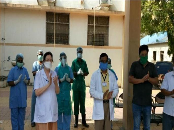 Coronavirus: Recovered First corona affected patient returns home in Jalgaon district | Coronavirus: जळगाव जिल्ह्यातील पहिला कोरोनाग्रस्त रुग्ण घरी परतला; डॉक्टर, कर्मचाऱ्यांनी टाळ्या वाजवून आनंद व्यक्त केला Coronavirus: Recovered First corona affected patient returns home in Jalgaon district | Coronavirus: जळगाव जिल्ह्यातील पहिला कोरोनाग्रस्त रुग्ण घरी परतला; डॉक्टर, कर्मचाऱ्यांनी टाळ्या वाजवून आनंद व्यक्त केला