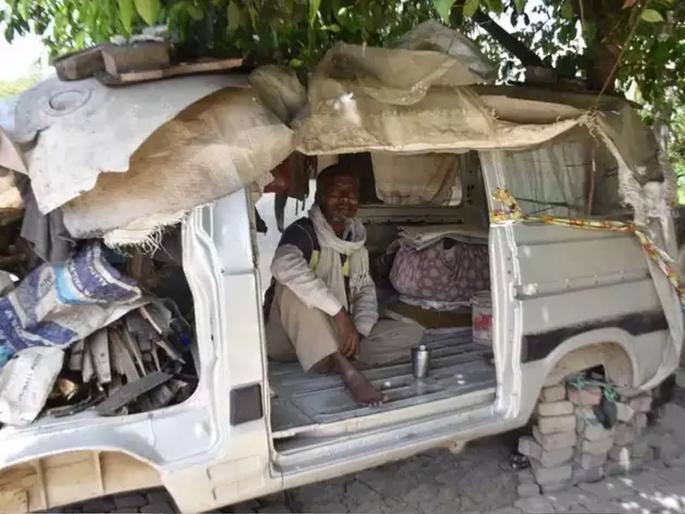 Coronavirus: migrant worker stuck in van at kanpur due to lockdown pnm | Coronavirus: लॉकडाऊनमुळे काम थांबलं, घर सोडलं अन् गावाकडे निघाला; पण वाटेतच अडकला, मग... Coronavirus: migrant worker stuck in van at kanpur due to lockdown pnm | Coronavirus: लॉकडाऊनमुळे काम थांबलं, घर सोडलं अन् गावाकडे निघाला; पण वाटेतच अडकला, मग...