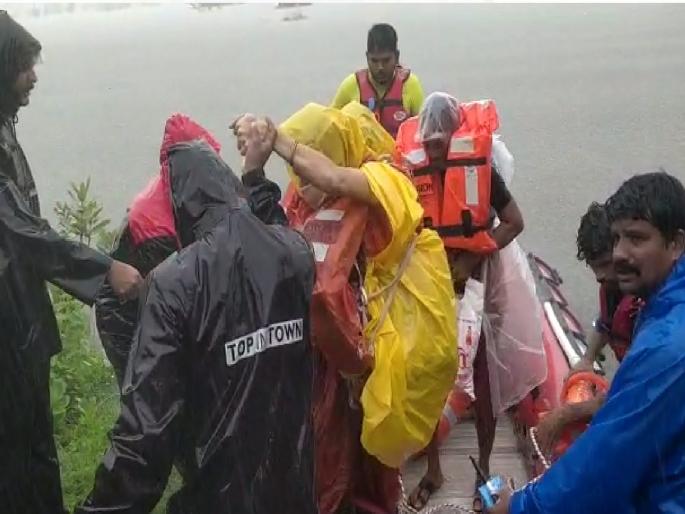 Rainy in Raigad district; Many parts of the area were flooded and 86 people were rescued | रायगड जिल्ह्यात पावासाचं थैमान; अनेक भाग जलमय, पुरात अडकलेल्या ८६ लोकांना वाचवलं Rainy in Raigad district; Many parts of the area were flooded and 86 people were rescued | रायगड जिल्ह्यात पावासाचं थैमान; अनेक भाग जलमय, पुरात अडकलेल्या ८६ लोकांना वाचवलं