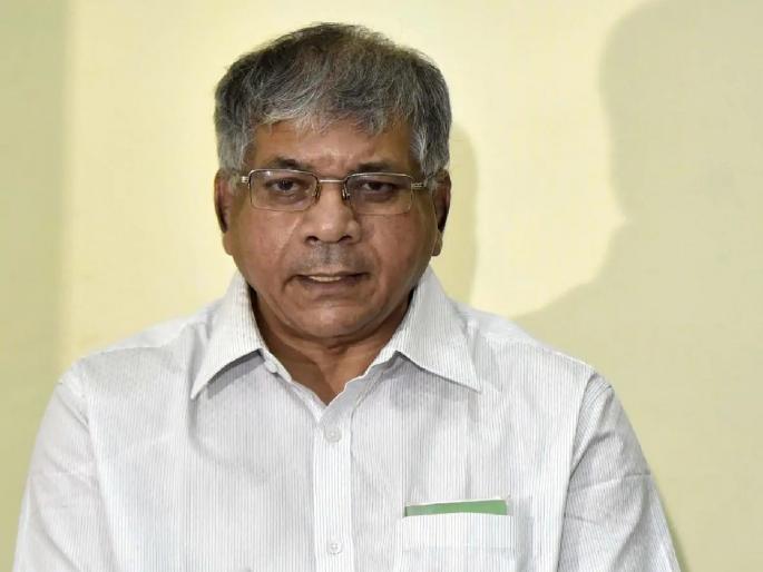 It is a law of nature that a person born will die, not death due to corona - Prakash Ambedkar | जन्माला आलेला माणूस मरणारच हा निसर्गाचा नियम, कोरोनामुळे मृत्यू नाही- प्रकाश आंबेडकर It is a law of nature that a person born will die, not death due to corona - Prakash Ambedkar | जन्माला आलेला माणूस मरणारच हा निसर्गाचा नियम, कोरोनामुळे मृत्यू नाही- प्रकाश आंबेडकर