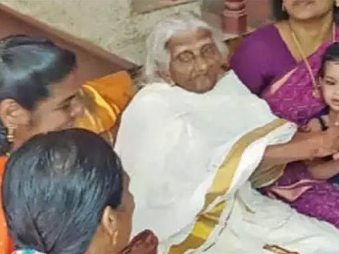 105 Year Old Lady Of Kerala Appeared For Fourth Standard Exam | संघर्षमय आयुष्यातही न खचता १०५ वर्षीय आजीने दिली चौथीची परीक्षा; रचला 'हा' इतिहास 105 Year Old Lady Of Kerala Appeared For Fourth Standard Exam | संघर्षमय आयुष्यातही न खचता १०५ वर्षीय आजीने दिली चौथीची परीक्षा; रचला 'हा' इतिहास