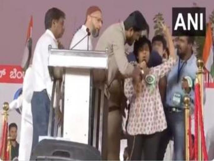 Video: Woman Raises Pakistan Zindabad Slogans At Anti CAA Rally Asaduddin Owaisi Condemns | Video: सीएएविरोधातील मंचावरुन तरुणीचा 'पाकिस्तान झिंदाबाद' नारा; औवेसींनी काय केलं पाहा Video: Woman Raises Pakistan Zindabad Slogans At Anti CAA Rally Asaduddin Owaisi Condemns | Video: सीएएविरोधातील मंचावरुन तरुणीचा 'पाकिस्तान झिंदाबाद' नारा; औवेसींनी काय केलं पाहा