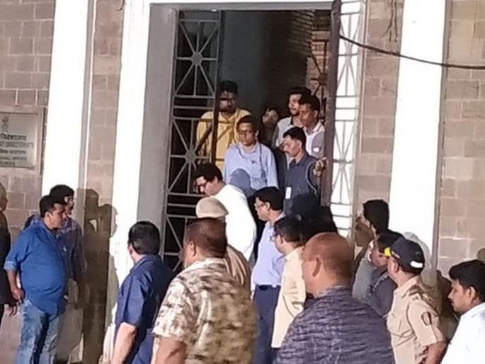 Kohinoor mill financial misconduct case: Raj Thackeray's eight and half hours enquiry held by ED | Big Breaking: साडे आठ तासांच्या चौकशीनंतर राज ठाकरे ईडी कार्यालयातून बाहेर; कुटुंबासह कृष्णकुंजच्या दिशेने रवाना Kohinoor mill financial misconduct case: Raj Thackeray's eight and half hours enquiry held by ED | Big Breaking: साडे आठ तासांच्या चौकशीनंतर राज ठाकरे ईडी कार्यालयातून बाहेर; कुटुंबासह कृष्णकुंजच्या दिशेने रवाना