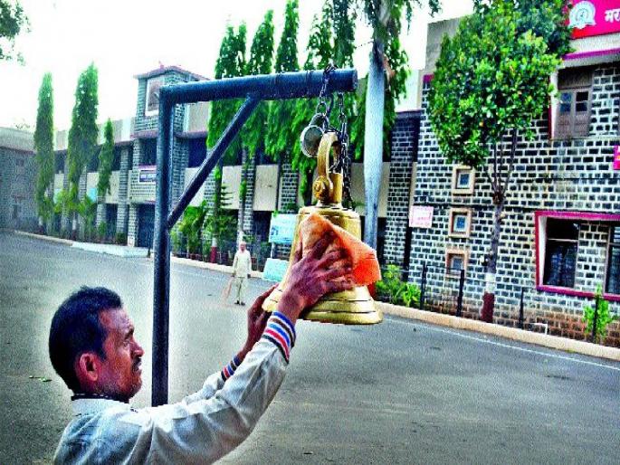 Will the school bell ring today? The decision will be taken by the local administration | शाळांची घंटा आज वाजणार का? स्थानिक प्रशासनच घेणार निर्णय Will the school bell ring today? The decision will be taken by the local administration | शाळांची घंटा आज वाजणार का? स्थानिक प्रशासनच घेणार निर्णय