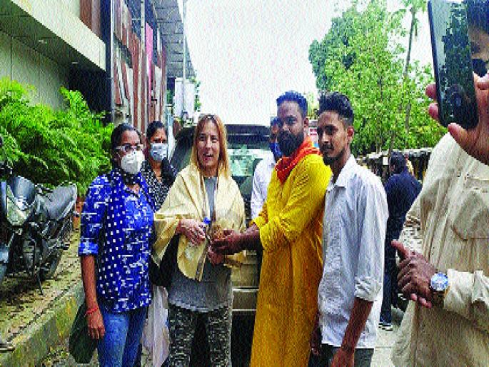 Khairani's King Mandal gave support to Russian women; Thank you Russian embassy | खैरानीचा राजा मंडळाने दिला रशियन महिलेस आधार; रशियन दूतावासाने मानले आभार Khairani's King Mandal gave support to Russian women; Thank you Russian embassy | खैरानीचा राजा मंडळाने दिला रशियन महिलेस आधार; रशियन दूतावासाने मानले आभार