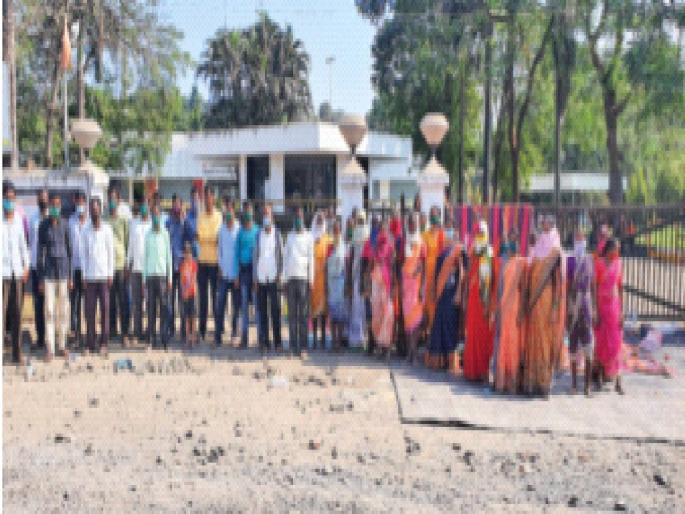 Coca-Cola shut down by contract workers; Movement with family in front of the entrance | कंत्राटी कामगारांनी बंद पाडले कोकाकोलाचे काम; प्रवेशद्वारासमोर कुटुंबासह आंदोलन Coca-Cola shut down by contract workers; Movement with family in front of the entrance | कंत्राटी कामगारांनी बंद पाडले कोकाकोलाचे काम; प्रवेशद्वारासमोर कुटुंबासह आंदोलन