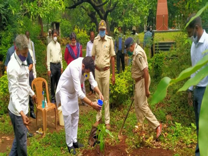 Plant one tree each for green Maharashtra; Appeal of Sanjay Rathore | हरित महाराष्ट्रासाठी प्रत्येकाने एक झाड लावा; संजय राठोड यांचे आवाहन Plant one tree each for green Maharashtra; Appeal of Sanjay Rathore | हरित महाराष्ट्रासाठी प्रत्येकाने एक झाड लावा; संजय राठोड यांचे आवाहन