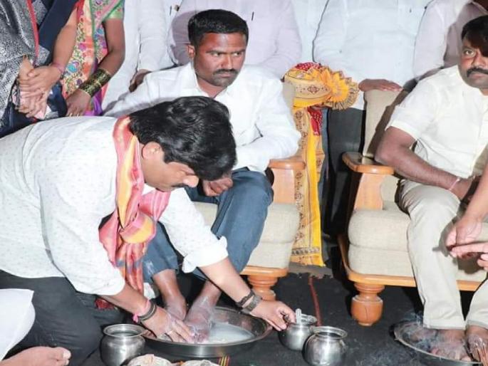 Sadabhau Khot praised BJP MLA Gopichand Padalkar in Sangli | …अन् आमदार गोपीचंद पडळकरांनी कार्यकर्त्यांचे पाय धुतले; सदाभाऊ खोतही भारावले Sadabhau Khot praised BJP MLA Gopichand Padalkar in Sangli | …अन् आमदार गोपीचंद पडळकरांनी कार्यकर्त्यांचे पाय धुतले; सदाभाऊ खोतही भारावले