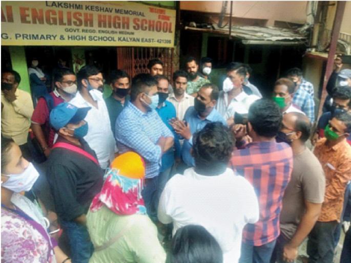 The school reduced the fee by 35% as soon as Shiv Sena Protest; Consolation to parents | शिवसेनेने इंगा दाखवताच शाळेने कमी केली ३५ टक्के फी; पालकांना दिलासा The school reduced the fee by 35% as soon as Shiv Sena Protest; Consolation to parents | शिवसेनेने इंगा दाखवताच शाळेने कमी केली ३५ टक्के फी; पालकांना दिलासा
