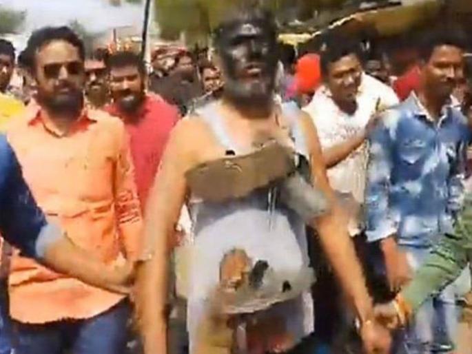 Shivpremi Beaten who wrote offensive on Facebook about Chhatrapati Shivaji Maharaj pnm | छत्रपती शिवरायांबद्दल फेसबुकवर आक्षेपार्ह लिहिणाऱ्या ‘त्याला’ शिवप्रेमींनी चोपला अन्... Shivpremi Beaten who wrote offensive on Facebook about Chhatrapati Shivaji Maharaj pnm | छत्रपती शिवरायांबद्दल फेसबुकवर आक्षेपार्ह लिहिणाऱ्या ‘त्याला’ शिवप्रेमींनी चोपला अन्...