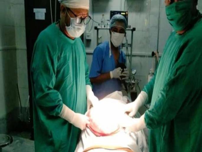 A three-kilogram tumor removed from the woman's chest; Success for doctors after 6 hours of surgery | महिलेच्या छातीतून तीन किलोचा काढला ट्युमर; सलग ६ तासाच्या शस्त्रक्रियेनंतर डॉक्टरांना यश A three-kilogram tumor removed from the woman's chest; Success for doctors after 6 hours of surgery | महिलेच्या छातीतून तीन किलोचा काढला ट्युमर; सलग ६ तासाच्या शस्त्रक्रियेनंतर डॉक्टरांना यश