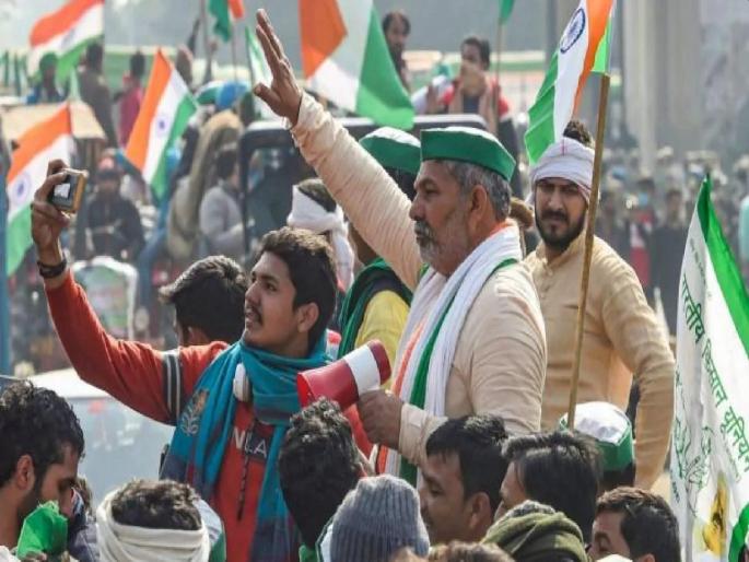 Clashes between farmers and locals near the Singhu border; Police action to disperse the crowd | शेतकरी व स्थानिकांमध्ये सिंघू सीमेजवळ चकमक; जमावाला पांगविण्यासाठी पोलिसांची कारवाई Clashes between farmers and locals near the Singhu border; Police action to disperse the crowd | शेतकरी व स्थानिकांमध्ये सिंघू सीमेजवळ चकमक; जमावाला पांगविण्यासाठी पोलिसांची कारवाई