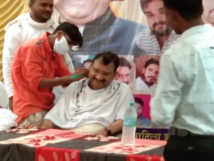 Madhya Pradesh Man Gives Minister A Haircut, Gets ₹ 60,000 For Barber's Shop | चक्क व्यासपीठावरच केस आणि दाढी कापण्यासाठी मंत्र्याने युवकाला दिले ‘इतके’ रुपये Madhya Pradesh Man Gives Minister A Haircut, Gets ₹ 60,000 For Barber's Shop | चक्क व्यासपीठावरच केस आणि दाढी कापण्यासाठी मंत्र्याने युवकाला दिले ‘इतके’ रुपये
