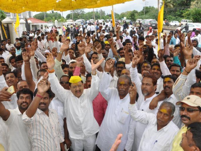 After Maratha, Dhangar will agitate across the state for ST Reservation warn Thackeray Government | उद्धव ठाकरे सरकारची डोकेदुखी वाढणार; मराठापाठोपाठ धनगर समाजही राज्यभर आंदोलन करणार After Maratha, Dhangar will agitate across the state for ST Reservation warn Thackeray Government | उद्धव ठाकरे सरकारची डोकेदुखी वाढणार; मराठापाठोपाठ धनगर समाजही राज्यभर आंदोलन करणार