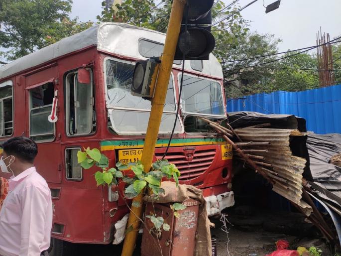 Best driver heart attack; The bus lost control and hit the signal | चालत्या बसमध्ये चालकाला हृदयविकाराचा झटका; नियंत्रण सुटल्याने बेस्ट बस सिग्नला धडकली Best driver heart attack; The bus lost control and hit the signal | चालत्या बसमध्ये चालकाला हृदयविकाराचा झटका; नियंत्रण सुटल्याने बेस्ट बस सिग्नला धडकली