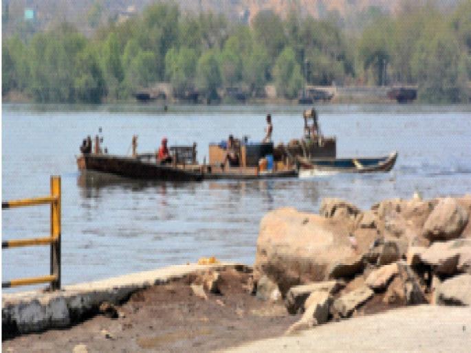 The sand mafia's sand subsidence led to riots in Kandalvana; The administration is neglecting | रेतीमाफियांच्या वाळूउपशामुळे कांदळवनावर आले गंडांतर; प्रशासनाचे होतेय दुर्लक्ष The sand mafia's sand subsidence led to riots in Kandalvana; The administration is neglecting | रेतीमाफियांच्या वाळूउपशामुळे कांदळवनावर आले गंडांतर; प्रशासनाचे होतेय दुर्लक्ष