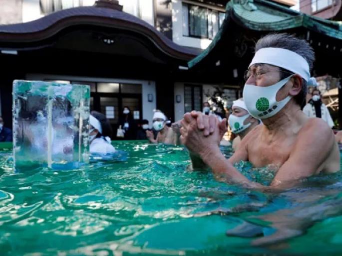 Corona: Bathing in ice water to finish the corona; Why did the Japanese do that? | Corona: बापरे! कोरोना संपवण्यासाठी चक्क बर्फाच्या पाण्यात आंघोळ; जपानी लोकांनी ‘असं’ का केलं? Corona: Bathing in ice water to finish the corona; Why did the Japanese do that? | Corona: बापरे! कोरोना संपवण्यासाठी चक्क बर्फाच्या पाण्यात आंघोळ; जपानी लोकांनी ‘असं’ का केलं?