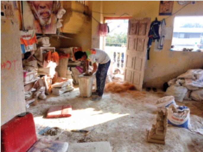 5000 workers lost their jobs in Ganeshmurti factory in Pen | पेणमधील गणेशमूर्ती कारखान्यातील ५००० कामगारांचा रोजगार बुडाला 5000 workers lost their jobs in Ganeshmurti factory in Pen | पेणमधील गणेशमूर्ती कारखान्यातील ५००० कामगारांचा रोजगार बुडाला