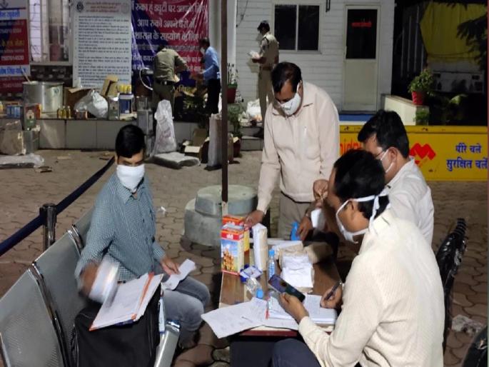 Suspension of officer giving cold meal to CM Shivraj Chouhan; Action of Indore District Collector | मुख्यमंत्र्यांना थंड जेवण दिल्यानं अधिकाऱ्याचं निलंबन; प्रोटोकॉल मोडल्यानं जिल्हाधिकाऱ्यांची कारवाई Suspension of officer giving cold meal to CM Shivraj Chouhan; Action of Indore District Collector | मुख्यमंत्र्यांना थंड जेवण दिल्यानं अधिकाऱ्याचं निलंबन; प्रोटोकॉल मोडल्यानं जिल्हाधिकाऱ्यांची कारवाई