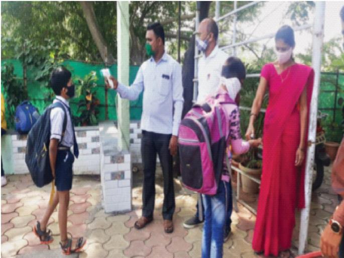 The chirping of sparks in schools resumed; Schools in municipal areas are closed | शाळांमध्ये चिमुकल्यांची किलबिल पुन्हा झाली सुरू; महापालिका क्षेत्रांतील शाळा बंदच The chirping of sparks in schools resumed; Schools in municipal areas are closed | शाळांमध्ये चिमुकल्यांची किलबिल पुन्हा झाली सुरू; महापालिका क्षेत्रांतील शाळा बंदच