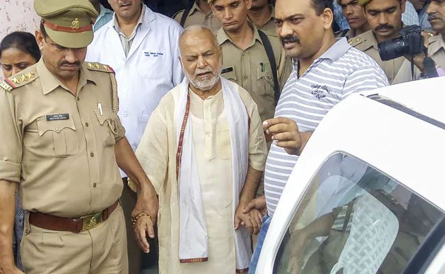 BJP spokesperson says rape accused Swami Chinmayanand no longer member of BJP party | चिन्मयानंद हे पक्षाचे सदस्य नाहीत; शहाजहानपूर बलात्कार प्रकरणातून भाजपाने हात झटकले BJP spokesperson says rape accused Swami Chinmayanand no longer member of BJP party | चिन्मयानंद हे पक्षाचे सदस्य नाहीत; शहाजहानपूर बलात्कार प्रकरणातून भाजपाने हात झटकले