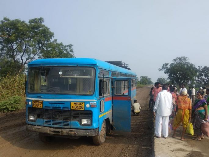The wheels of the running bus collapsed; About 70 passengers rescued briefly! | धावत्या बसचे चाक निखळले; सुमारे ७० प्रवासी थोडक्यात बचावले! The wheels of the running bus collapsed; About 70 passengers rescued briefly! | धावत्या बसचे चाक निखळले; सुमारे ७० प्रवासी थोडक्यात बचावले!