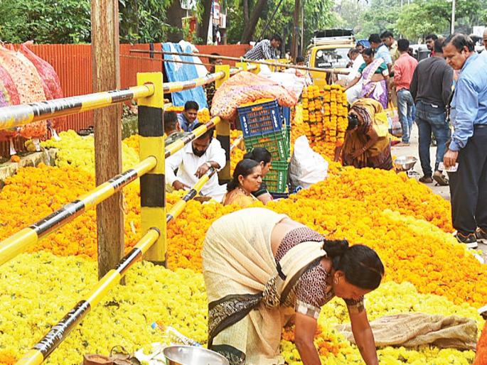Crowds in the market for Diwali; Sales of 2 tonnes of flowers | दिवाळीनिमित्त बाजारात गर्दी; १५० टन फुलांची विक्री Crowds in the market for Diwali; Sales of 2 tonnes of flowers | दिवाळीनिमित्त बाजारात गर्दी; १५० टन फुलांची विक्री