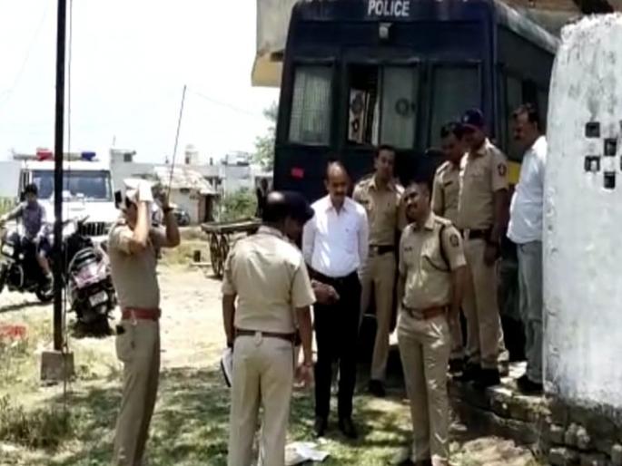 A notorious criminal was stoned to death by three people over a drunken dispute | दारुच्या वादातून तिघांनी केली कुख्यात गुन्हेगाराची दगडाने ठेचून हत्या A notorious criminal was stoned to death by three people over a drunken dispute | दारुच्या वादातून तिघांनी केली कुख्यात गुन्हेगाराची दगडाने ठेचून हत्या