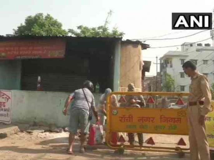 Coronavirus : ranchi attack on team reached to bring covid 19 patient vrd | Coronavirus : कोरोनाग्रस्तांना आणण्यास गेलेल्या आरोग्य पथकावर हल्ला; अँब्युलन्स चालक गेला पळून Coronavirus : ranchi attack on team reached to bring covid 19 patient vrd | Coronavirus : कोरोनाग्रस्तांना आणण्यास गेलेल्या आरोग्य पथकावर हल्ला; अँब्युलन्स चालक गेला पळून