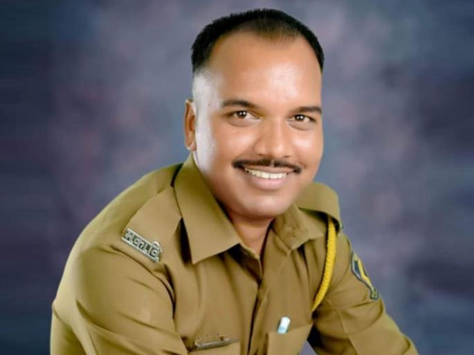 A policeman shot himself in the district jail of Solapur, the names of the two have been taken | सोलापूरच्या जिल्हा कारागृहातील पोलिस कर्मचाऱ्याने स्वतःवरच झाडल्या गोळ्या, घेतली आहेत दोघांची नावं A policeman shot himself in the district jail of Solapur, the names of the two have been taken | सोलापूरच्या जिल्हा कारागृहातील पोलिस कर्मचाऱ्याने स्वतःवरच झाडल्या गोळ्या, घेतली आहेत दोघांची नावं