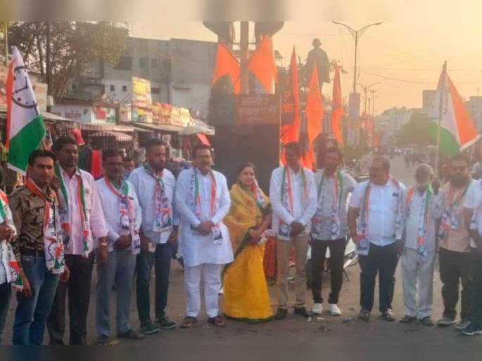 A protest in Srirampur protesting against the divisional director in the district bank | जिल्हा बँकेतील फुटीर संचालकांचा निषेध करत श्रीरामपुरात विरोध प्रदर्शन A protest in Srirampur protesting against the divisional director in the district bank | जिल्हा बँकेतील फुटीर संचालकांचा निषेध करत श्रीरामपुरात विरोध प्रदर्शन